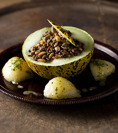 Stuffed Melon (1539)
Cored melon stuffed with a blend of minced meat, rice, herbs, almonds,
currants and baked in the oven